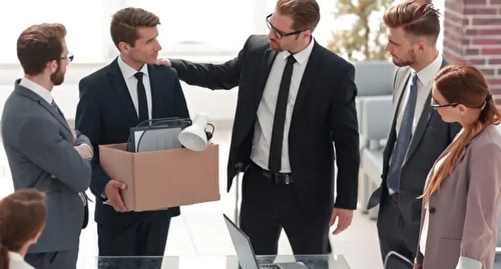 Gekündigter Mitarbeiter setzt seine Abfindung mithilfe der Arbeitsrecht Kanzlei Dawood durch.